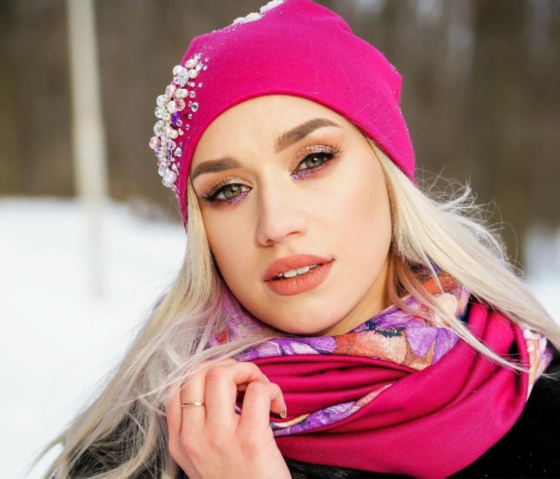 Ярко розовая шапка