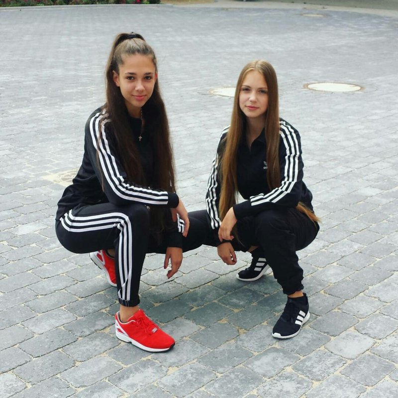 Девушка на кортах