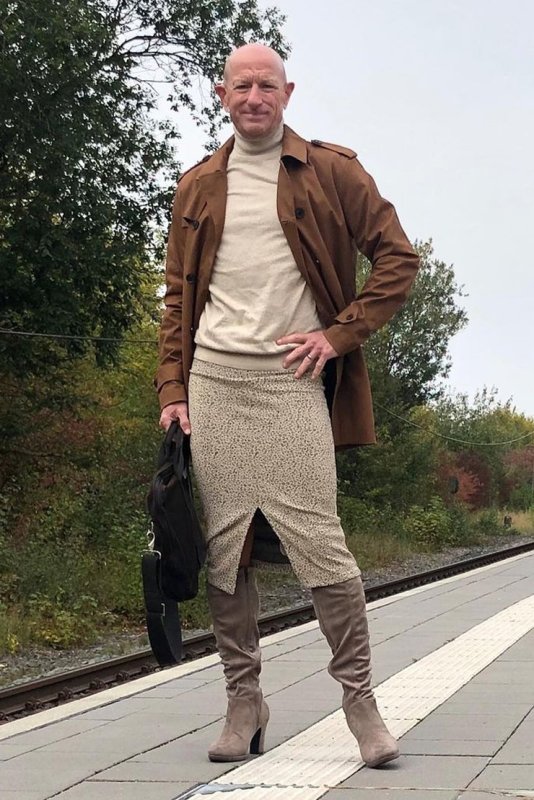 Марк Брайан в юбке