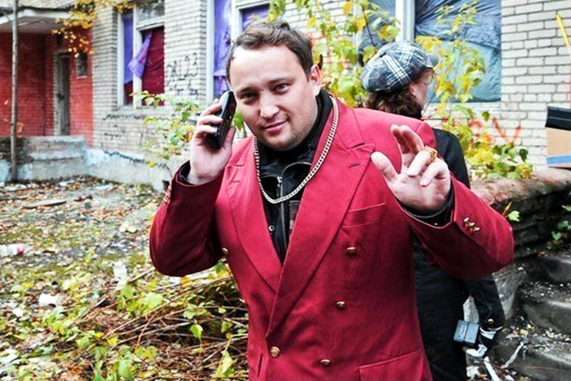 В малиновом пиджаке 90х братки
