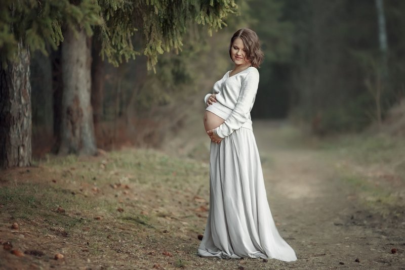 Беременная фотосессия в лесу