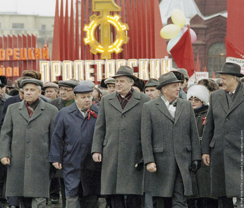 Михаил Горбачев парад Победы 1985
