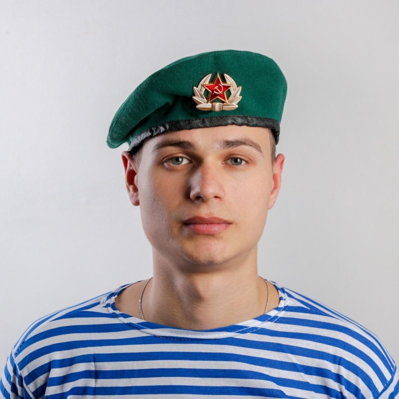 Модели в беретах