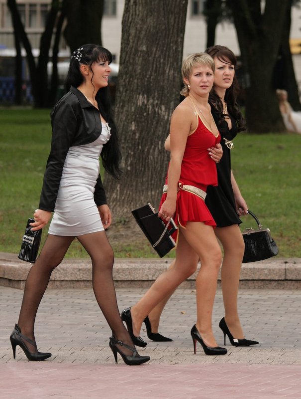 Женщины в мини на улице
