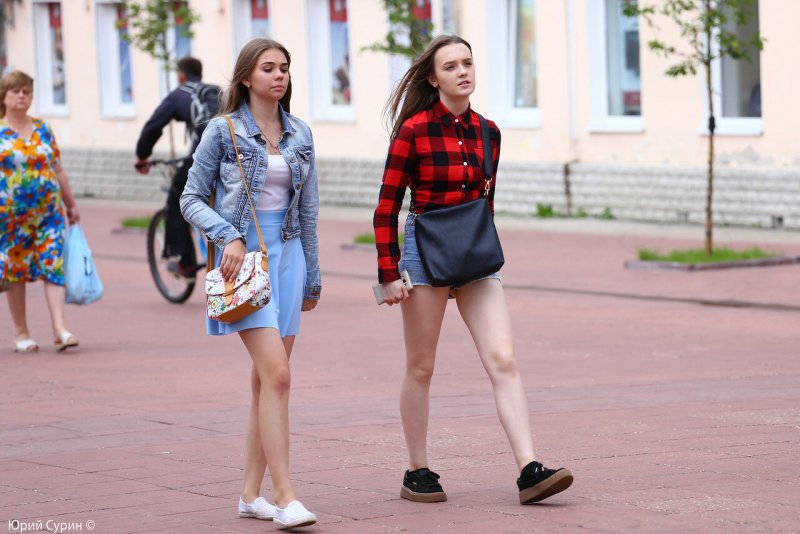 Девочка идет по улице