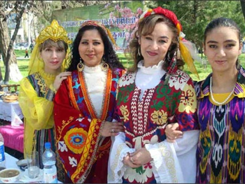 Национальная одежда народности лакайцев Таджикистана