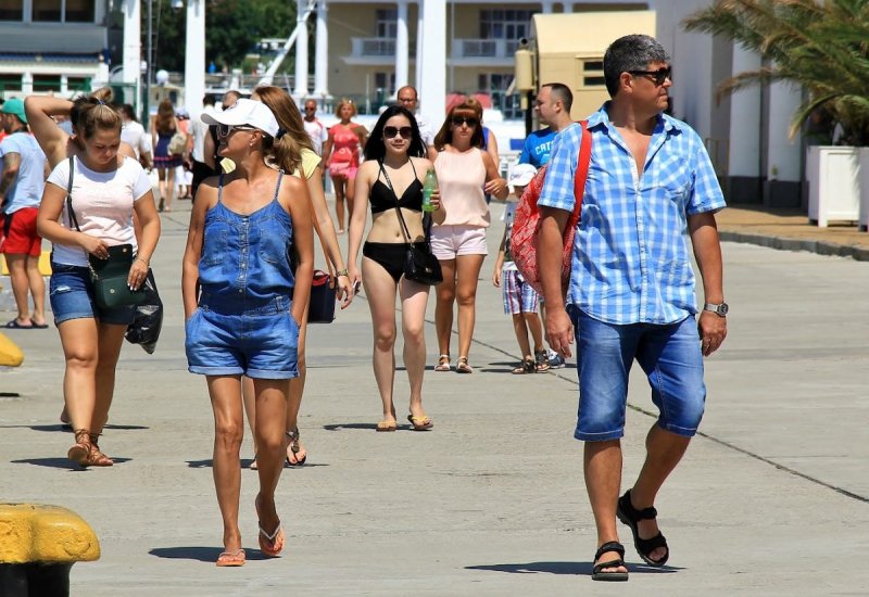 Прохожие на улице летом
