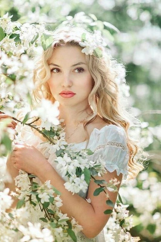 Женщина в цветущем саду