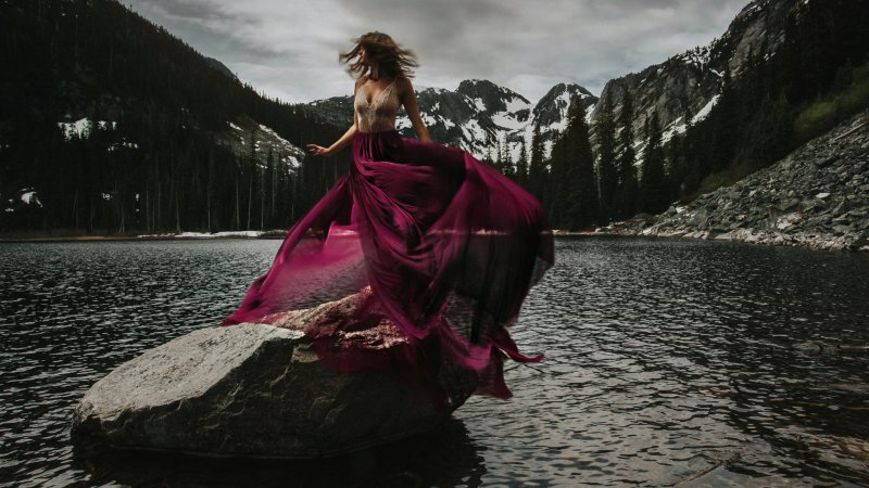 Фотосессия в горах в платье