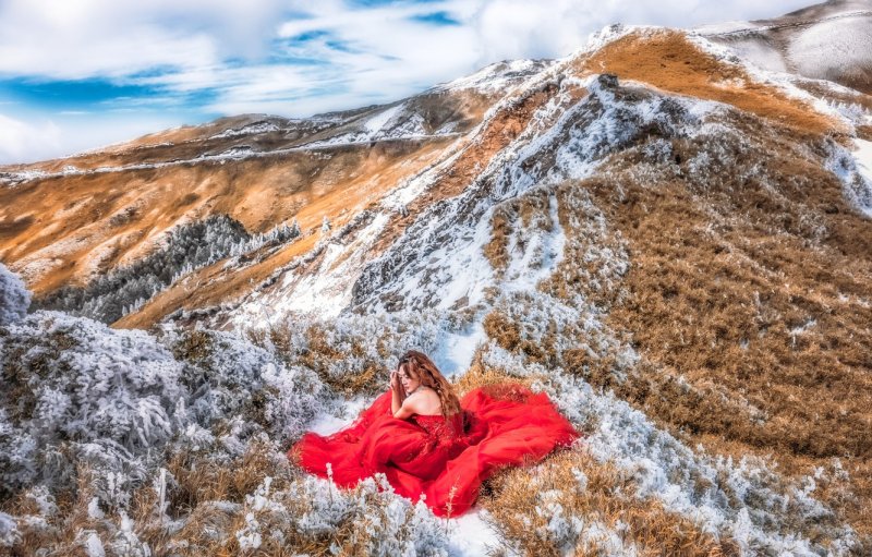 Фотосессия в горах в платье летом