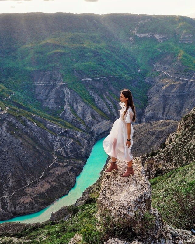 Шикарное платье в горах