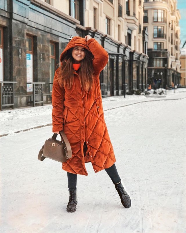 Оранжевый пуховик Street Style