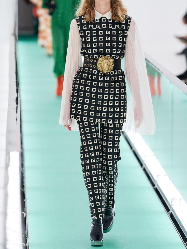 Ремень Gucci с платьем