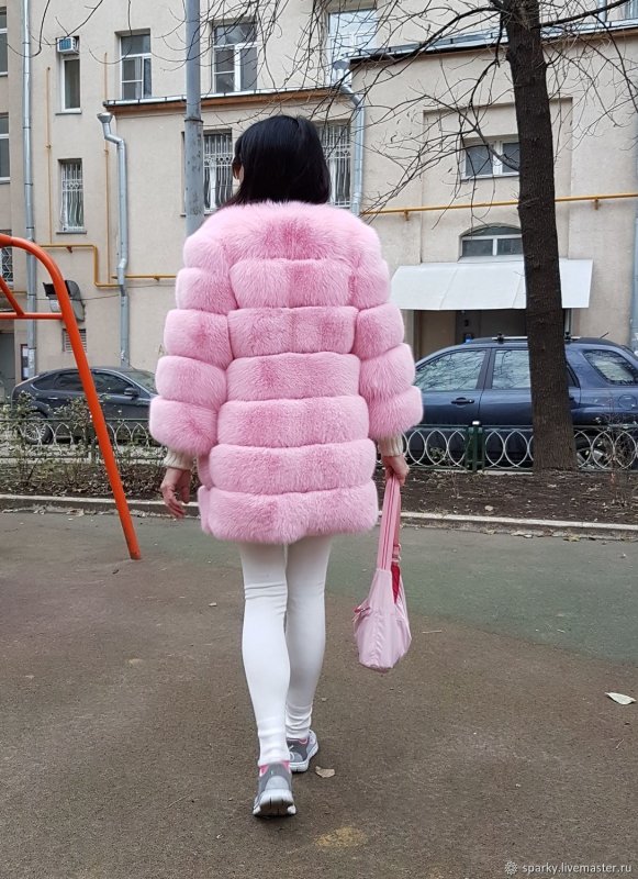 Кьяра Ферраньи в шубе