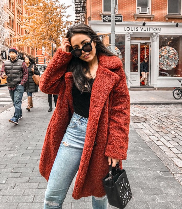 Sara Sampaio в пальто