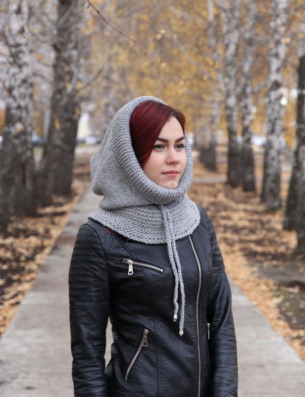 Капор серый вязаный