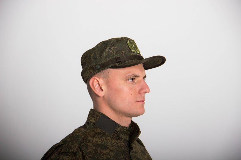 Встреча военного и девушки