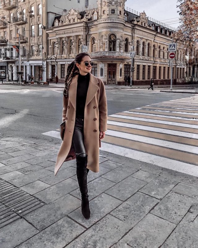 Стильное бежевое пальто