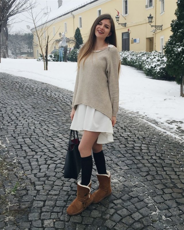UGG Classic Ultra Mini на ноге