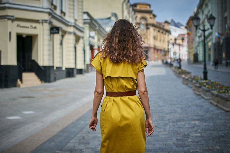 Желтое пальто стрит стайл