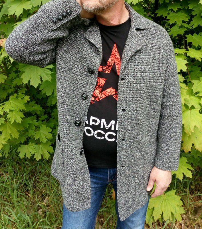 Мужчина в кардигане
