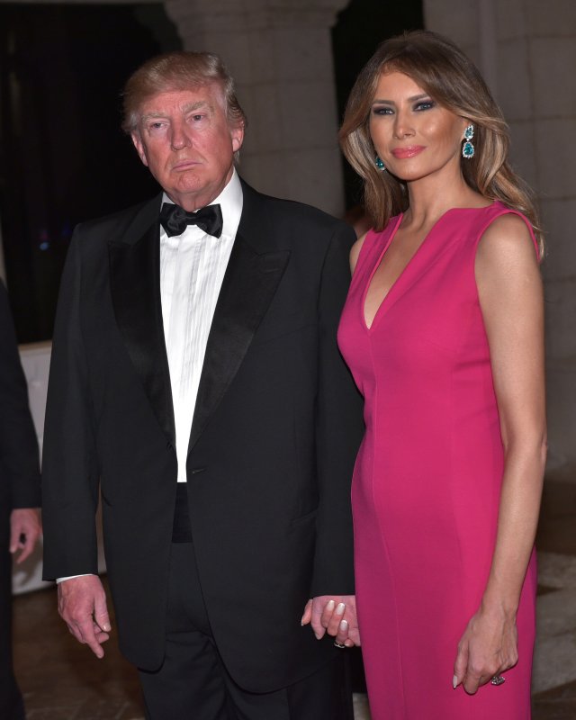 Мелания Трамп платье фуксия