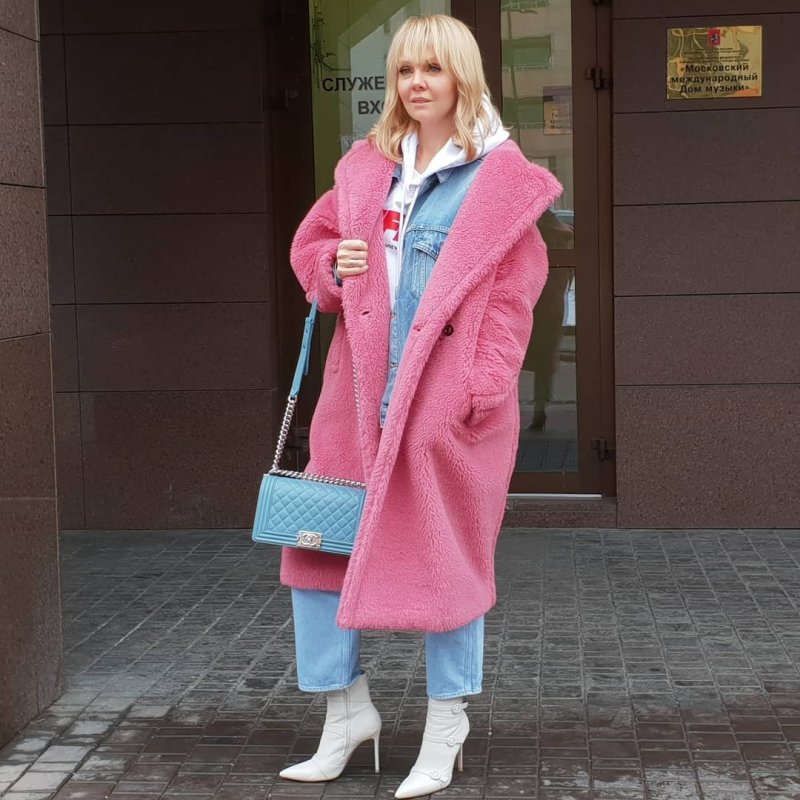 Певица Валерия в шубе