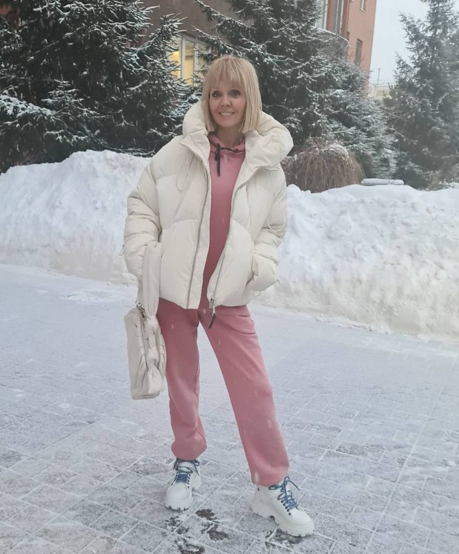 Певица Валерия в белом пуховике