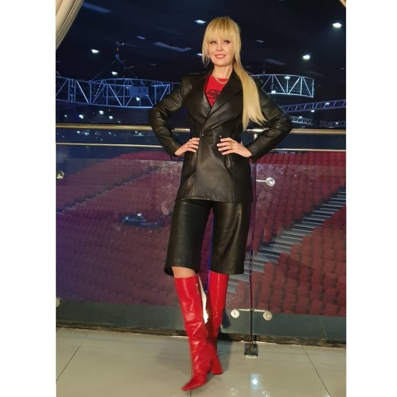 Певица Валерия в сапогах