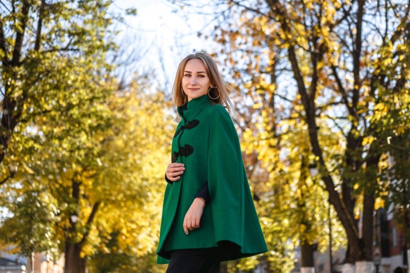 Outfit с кейпом и зеленым