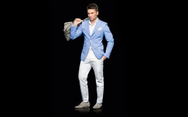 Сергей Лазарев в пальто