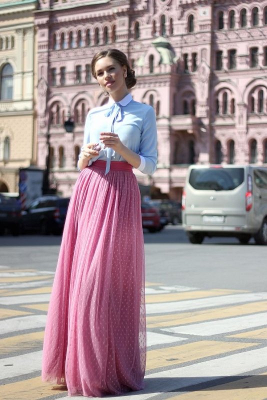 Женщина в длинной юбке