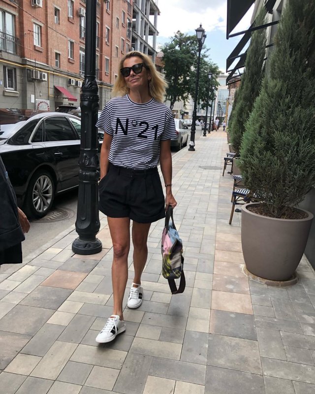 Юлия Высоцкая в длинном платье