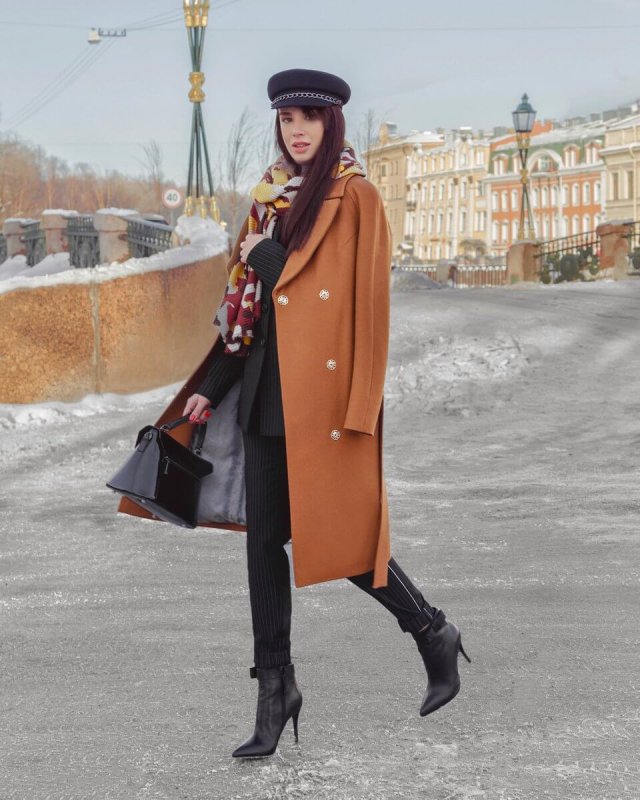 Коричневое пальто женское с шарфом