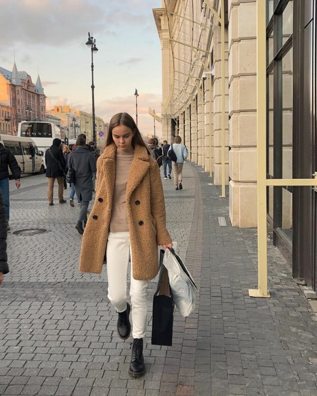 Длинное белое пальто