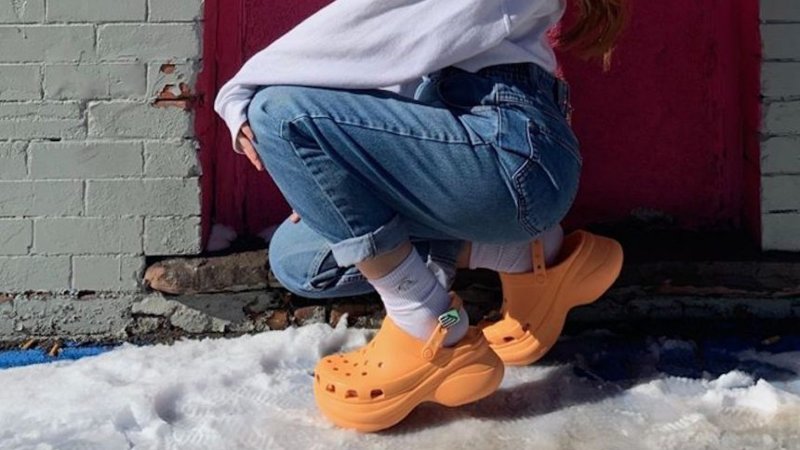 Crocs с джинсами