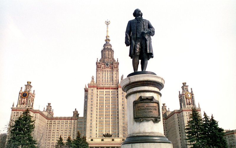 Площадь Ломоносова в Санкт-Петербурге
