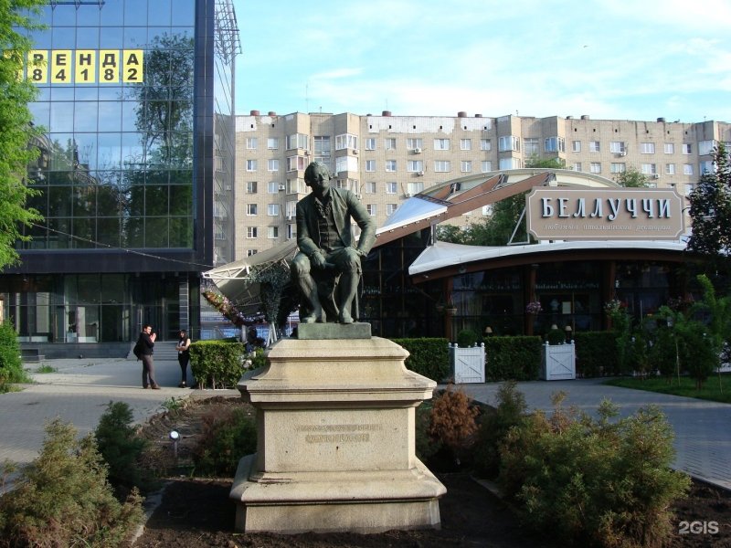 Памятник Ломоносову МГУ