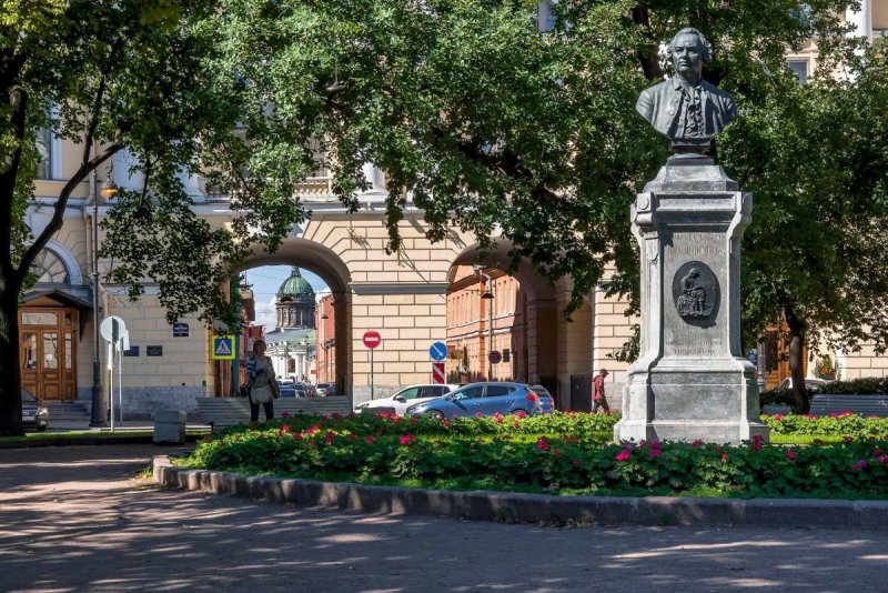 Бюст Ломоносову (Санкт-Петербург, площадь Ломоносова)