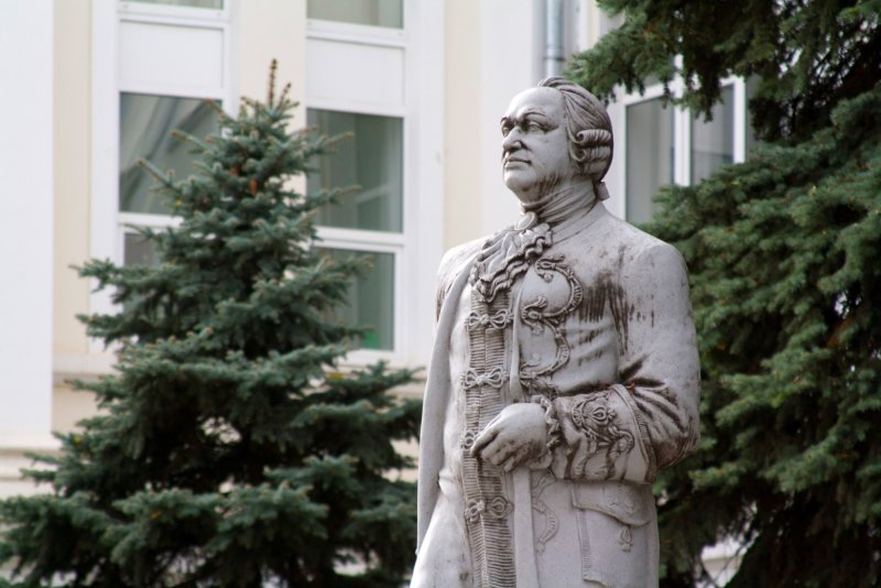 Ломоносов Михаил Васильевич памятник в Москве МГУ