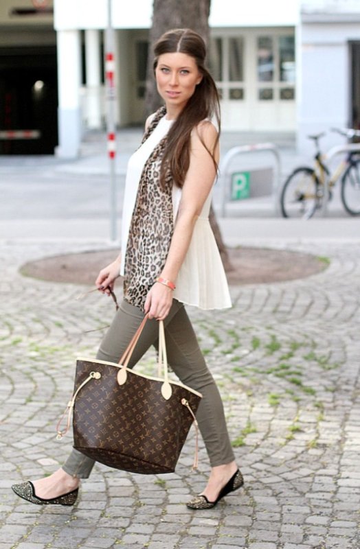 Louis Vuitton Neverfull на девушке