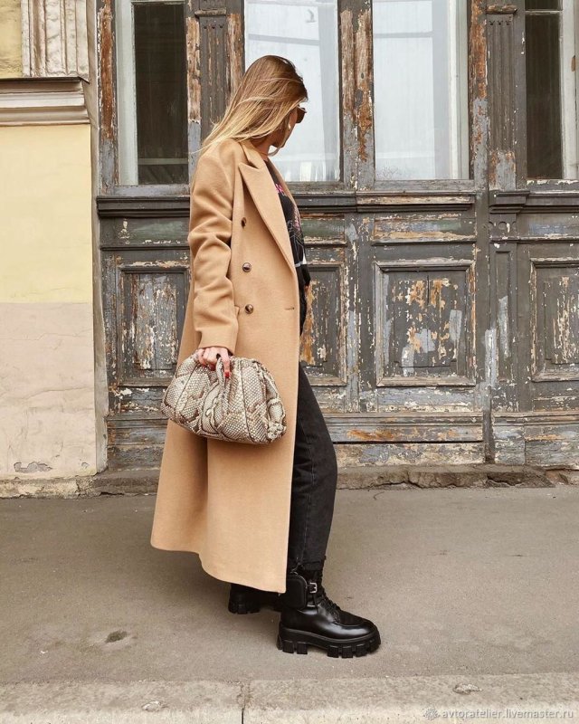 Брюнетка в бежевом пальто