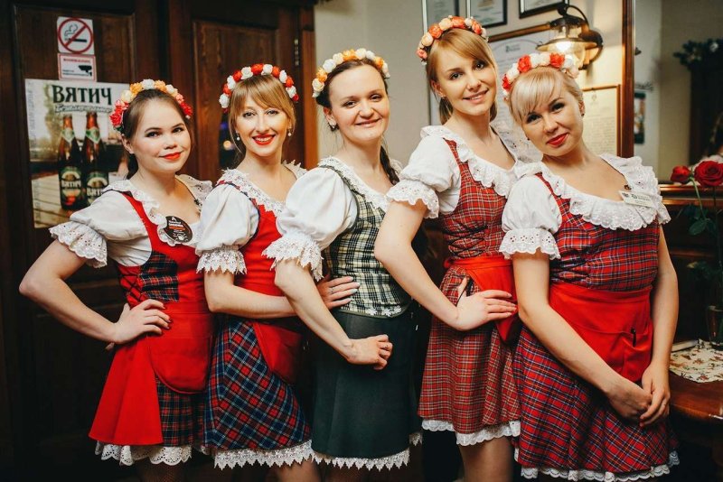 Немецкая девушка с пивом