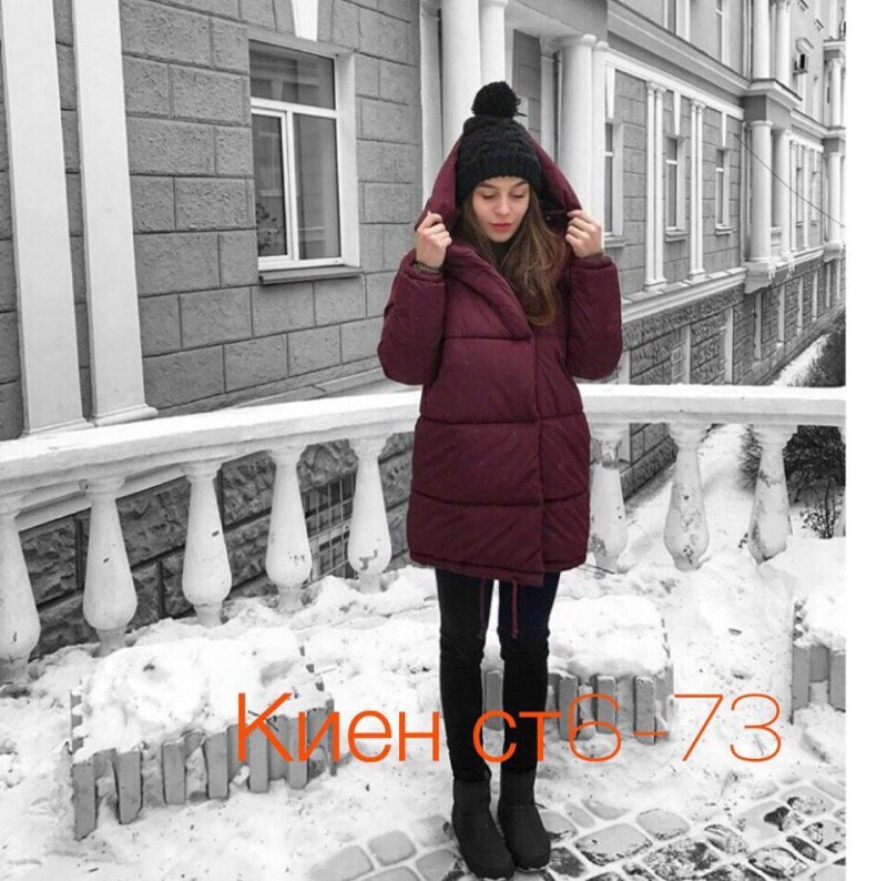 Стильный лук с малиновым пуховиком длинным