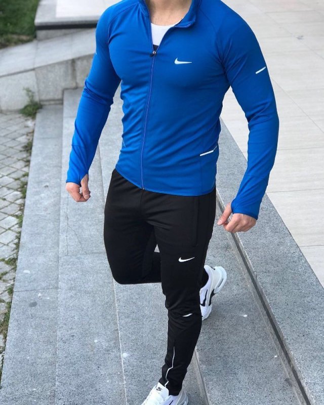 Парни в спортивных штанах