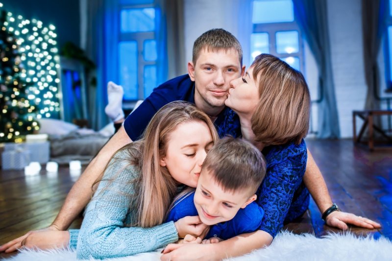Позы для новогодней семейной фотосессии