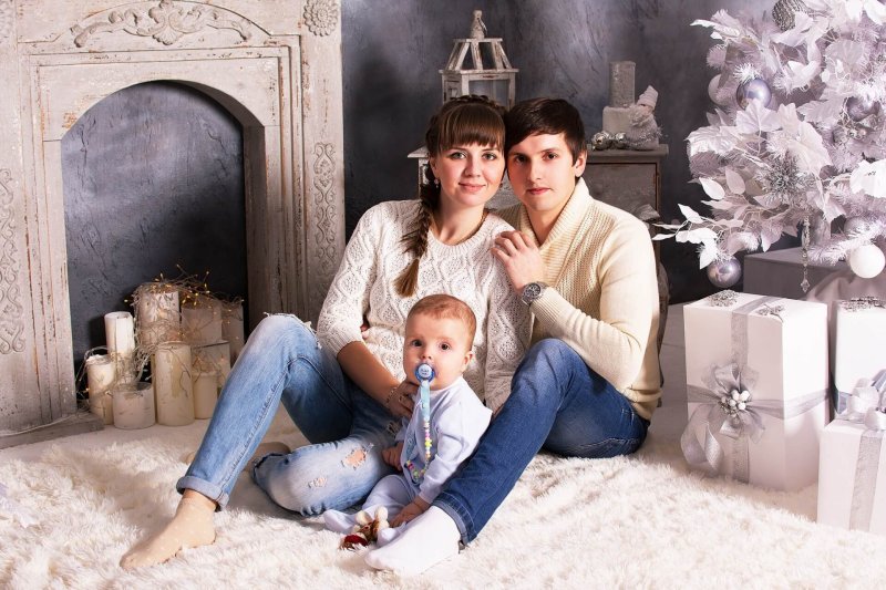 Семейная фотосессия в белом цвете