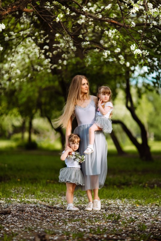 Семейная фотосессия в цветущих яблонях