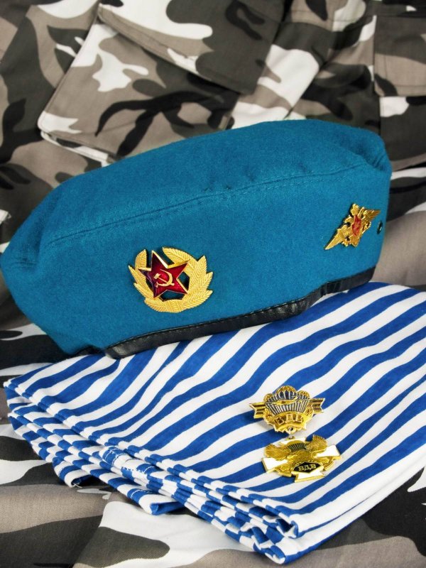 Берет с козырьком женский