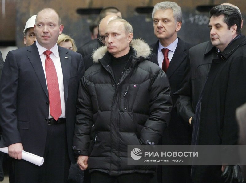 Депутат Смоленска в малиновом пиджаке